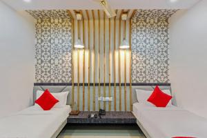Hotel Hoysala Inn tesisinde bir odada yatak veya yataklar