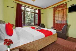 Un dormitorio con una cama grande y una ventana en OYO Hotel Jay Palace en Srinagar