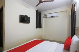 Postel nebo postele na pokoji v ubytování Hotel O A P Residency