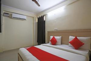 Postel nebo postele na pokoji v ubytování Hotel O A P Residency