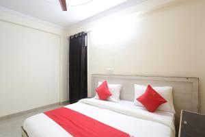 Postel nebo postele na pokoji v ubytování Hotel O A P Residency