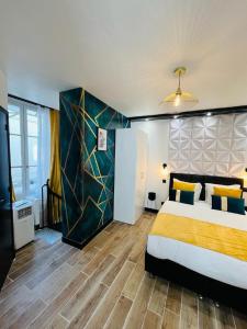 een slaapkamer met een kingsize bed in een kamer bij 160 - Urban Fashion Week Paris Vuitton in Parijs