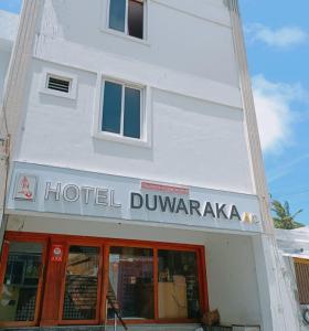 una señal de hotel dunhuangaka en el lateral de un edificio en Hotel Duwaraka, en Rameswaram