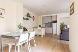 uma cozinha e sala de estar com mesa e cadeiras em Azahar Metropol Parasol, Medium-sized Parking gifted for free em Sevilha