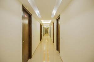 a corridor of a building with a long hallway at Collection O Sapphire in Manī Mājra