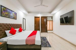 Giường trong phòng chung tại OYO 72284 Premium Rooms Chhatarpur