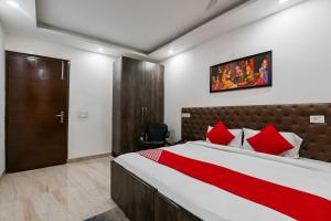 Tempat tidur dalam kamar di OYO 72284 Premium Rooms Chhatarpur