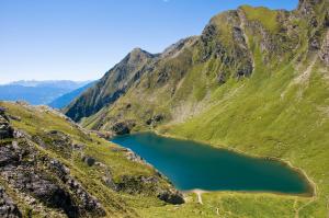 una vista aérea de un lago de montaña en un valle en Hotel Appartement Haus Gitschberg, en Vandoies