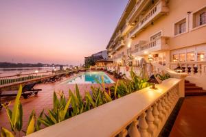 Vom Balkon eines Hotels genießen Sie Poolblick. in der Unterkunft Victoria Chau Doc Hotel in Chau Doc