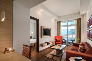 TV a/nebo společenská místnost v ubytování Sandal Suites by Lemon Tree Hotels