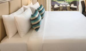 Sandal Suites by Lemon Tree Hotels客房内的一张或多张床位