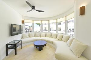 - un salon avec un canapé blanc et une table dans l'établissement 7Stones Boracay, à Boracay