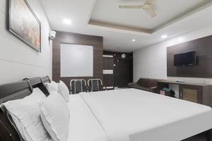 a bedroom with a bed and a flat screen tv at OYO The Casa Picolla in Bankipur