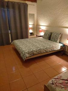 - une chambre avec un lit et 2 tables avec des lampes dans l'établissement Domaine de l'Esquibat, à Fumel