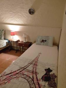 - une chambre avec un lit orné d'un tableau dans l'établissement Domaine de l'Esquibat, à Fumel