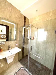 Bilik mandi di Lovely 3 Bedrooms Fully Equipped With Central Ac