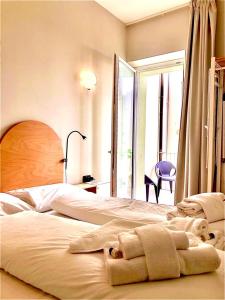 um quarto com uma cama com uma toalha em WelcomeVerona em Verona