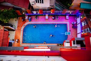 einen Blick über die Menschen, die in einem Pool schwimmen in der Unterkunft Nana Vientiane Hotel in Vientiane