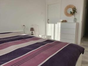 um quarto branco com uma cama e uma cómoda em Torre del Rayo em Carboneras