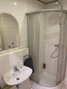 uma casa de banho com um chuveiro e um lavatório. em Willkommen im Herzen Nürnbergs em Nurembergue