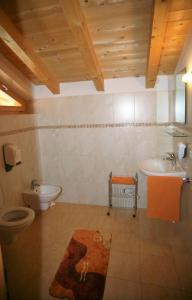 y baño con lavamanos, aseo y lavamanos. en Biohof Unterstein, en Ultimo