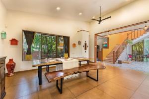 พื้นที่นั่งเล่นของ SaffronStays Beach Blues, Alibaug