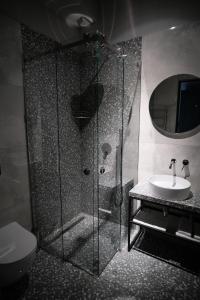 y baño con ducha y lavamanos. en Vip Avtim hotel, en Uzhhorod