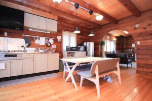 cocina con mesa y sillas en una habitación en Log village FIKA / Nasu / Woodstove / Starry sky en Nasu