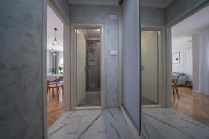 einen Spiegel im Flur eines Hauses in der Unterkunft Luxury D&D Apartment in Kotor
