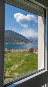 ein Fenster mit Blick auf einen Wasserkörper in der Unterkunft Luxury D&D Apartment in Kotor