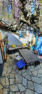 una mesa de picnic y un banco en un patio de piedra en h2oholidays - auberge de jeunesse - youth hostel en Capbreton
