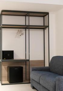 uma sala de estar com um beliche e um sofá em Hub Hotel em Gubbio