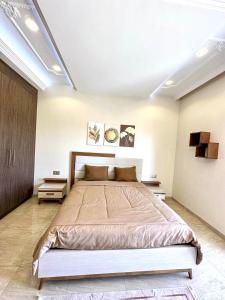 ein Schlafzimmer mit einem großen Bett in einem Zimmer in der Unterkunft Luxury Sea View 3 Bedrooms, Central AC, WiFi in Rejiche