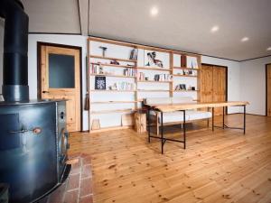 uma cozinha com uma mesa e um fogão num quarto em Azumino Fukuro Guesthouse - Vacation STAY 21913v em Azumino