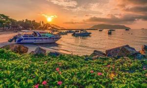崑崙群島的住宿－Hotel Hải Trường，日落时分在水中的小船