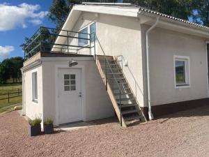 una casa con una scala sul lato di Fin lägenhet på Bjäre med nära till natur och nöje a Båstad