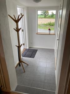 a hallway with a window and a tiled floor at Fin lägenhet på Bjäre med nära till natur och nöje in Båstad