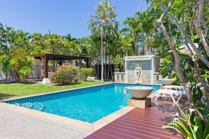 ラワイビーチにある3BR Villa Barnabé with Lush Gardenの裏庭のスイミングプール