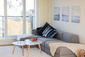 un soggiorno con divano e tavolo di Penthouse - Amazing views & hygge a Copenaghen