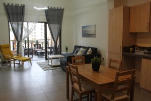 Samarah Dead Sea Resort Apartment with Sea View FP4 Traveler Award 2024 Winner في السويمة: غرفة معيشة مع أريكة وطاولة