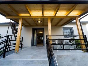 Nicolaus Hidden Gem Villa في شكودر: سطح مغطى مع طاولة وكراسي عليه