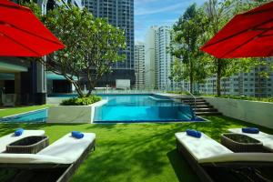 SILQ Hotel & Residence内部或周边的泳池