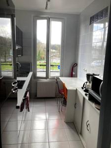 Een keuken of kitchenette bij Appartement Privé Près De Paris ( Sèvres )