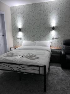 sypialnia z łóżkiem z 2 lampami i ścianą w obiekcie Woolaway w mieście Taunton