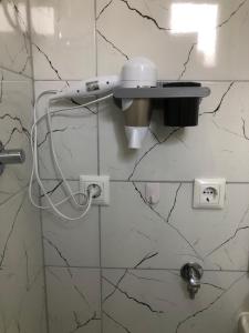 um chuveiro com secador de cabelo na parede em Graciaa em Jajce