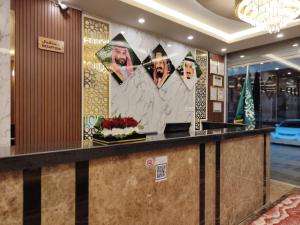 un hall avec un comptoir de réception dans un bâtiment dans l'établissement فندق روز الجنوب, à Abū Ḩajar al A‘lá