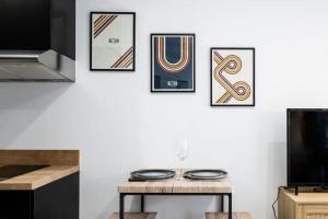 um quarto com uma mesa e quatro fotografias na parede em Le Lortet - new studio - cozy atmosphere em Lyon
