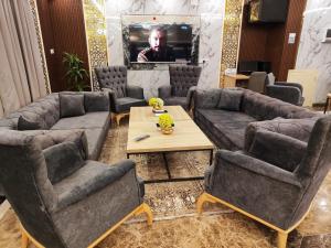 فندق روز الجنوب في Abū Ḩajar al A‘lá: غرفة معيشة مع كنب وطاولة قهوة
