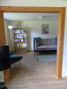 - un salon avec un canapé et une étagère à livres dans l'établissement Ferienwohnung Sünteltraum, à Hameln