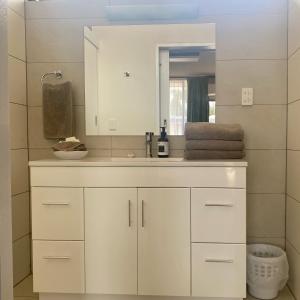 a bathroom with a white sink and a mirror at Mount Wycheproof Motor Inn in Wycheproof +30 photos